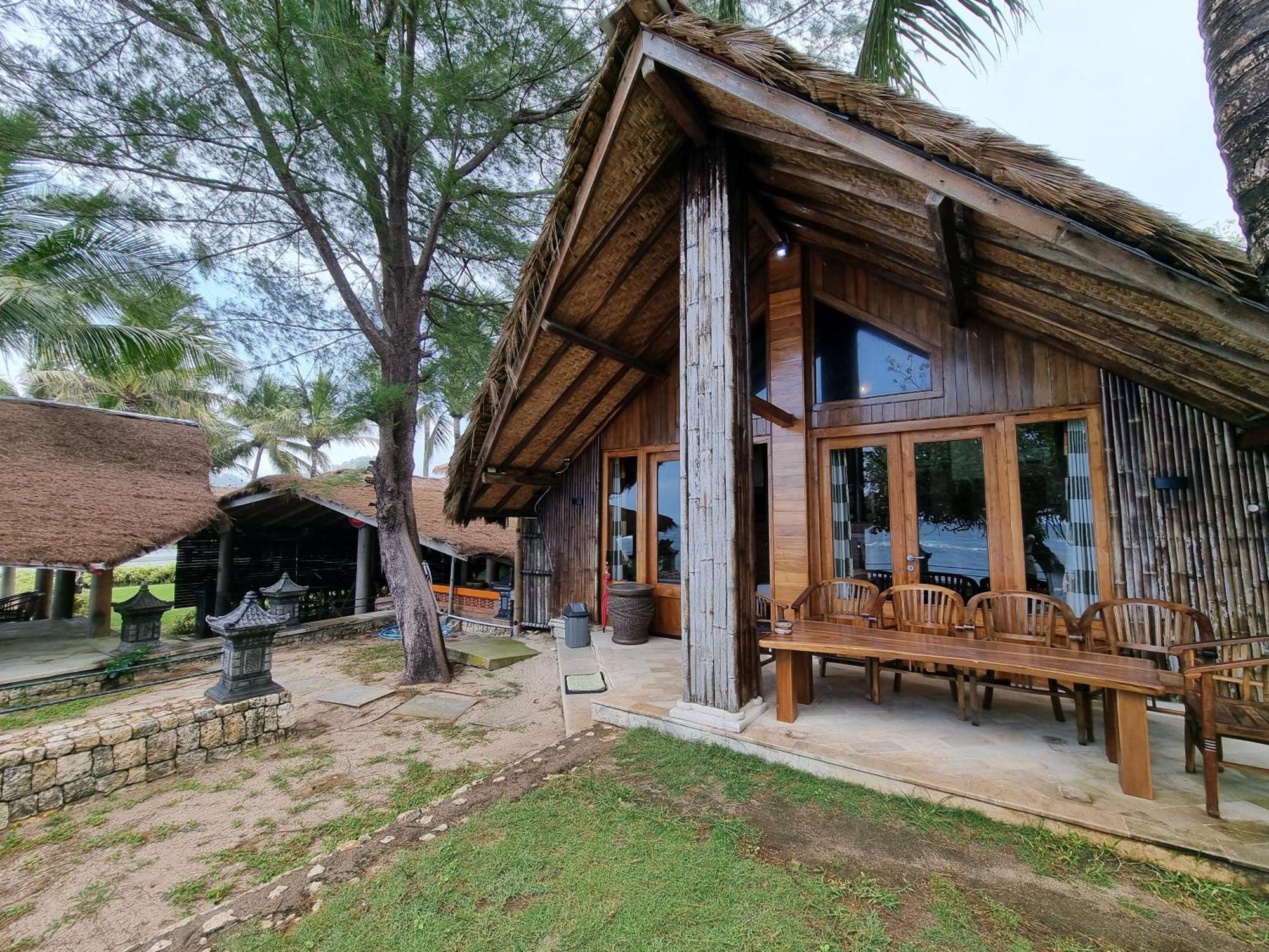 Istana Ombak Eco Resort Pacitan Exterior foto