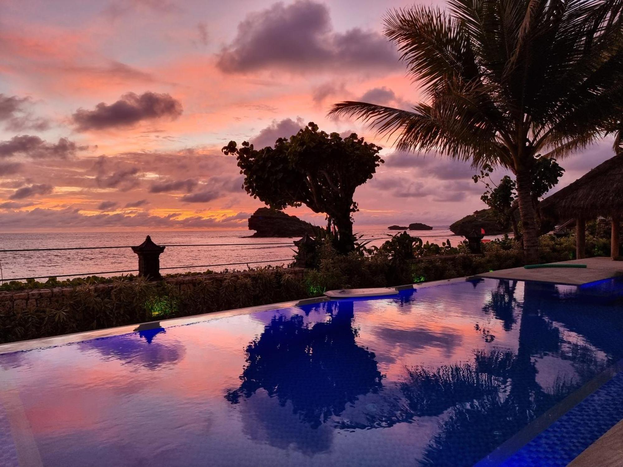 Istana Ombak Eco Resort Pacitan Exterior foto