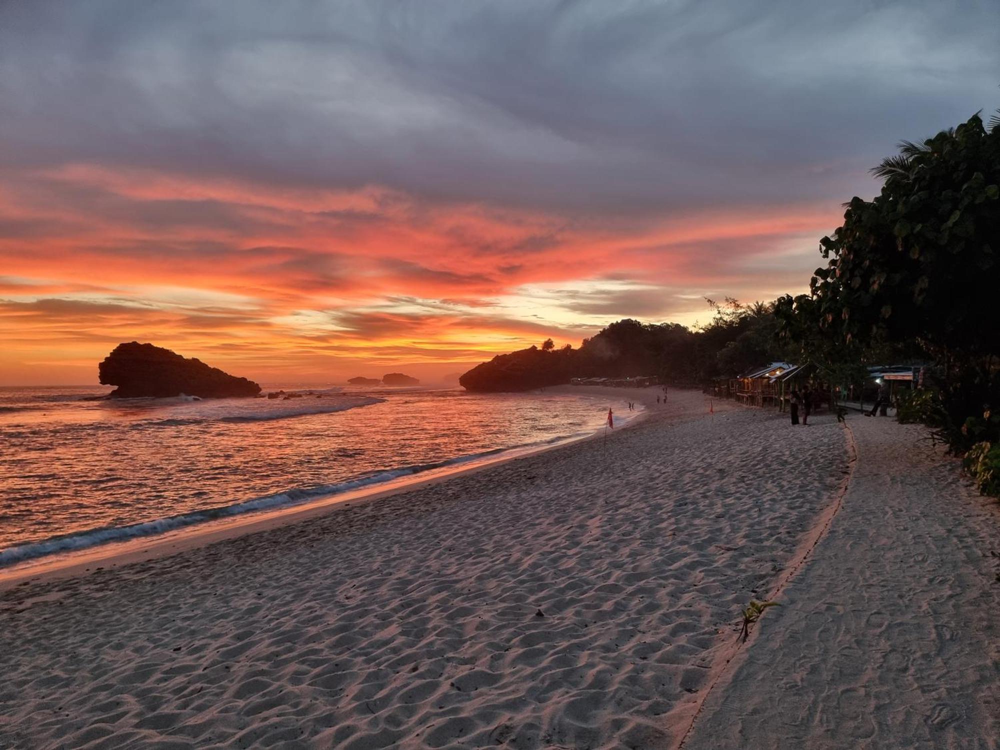 Istana Ombak Eco Resort Pacitan Exterior foto