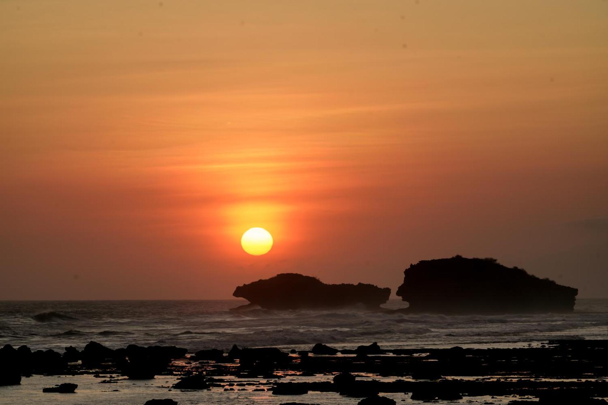 Istana Ombak Eco Resort Pacitan Exterior foto