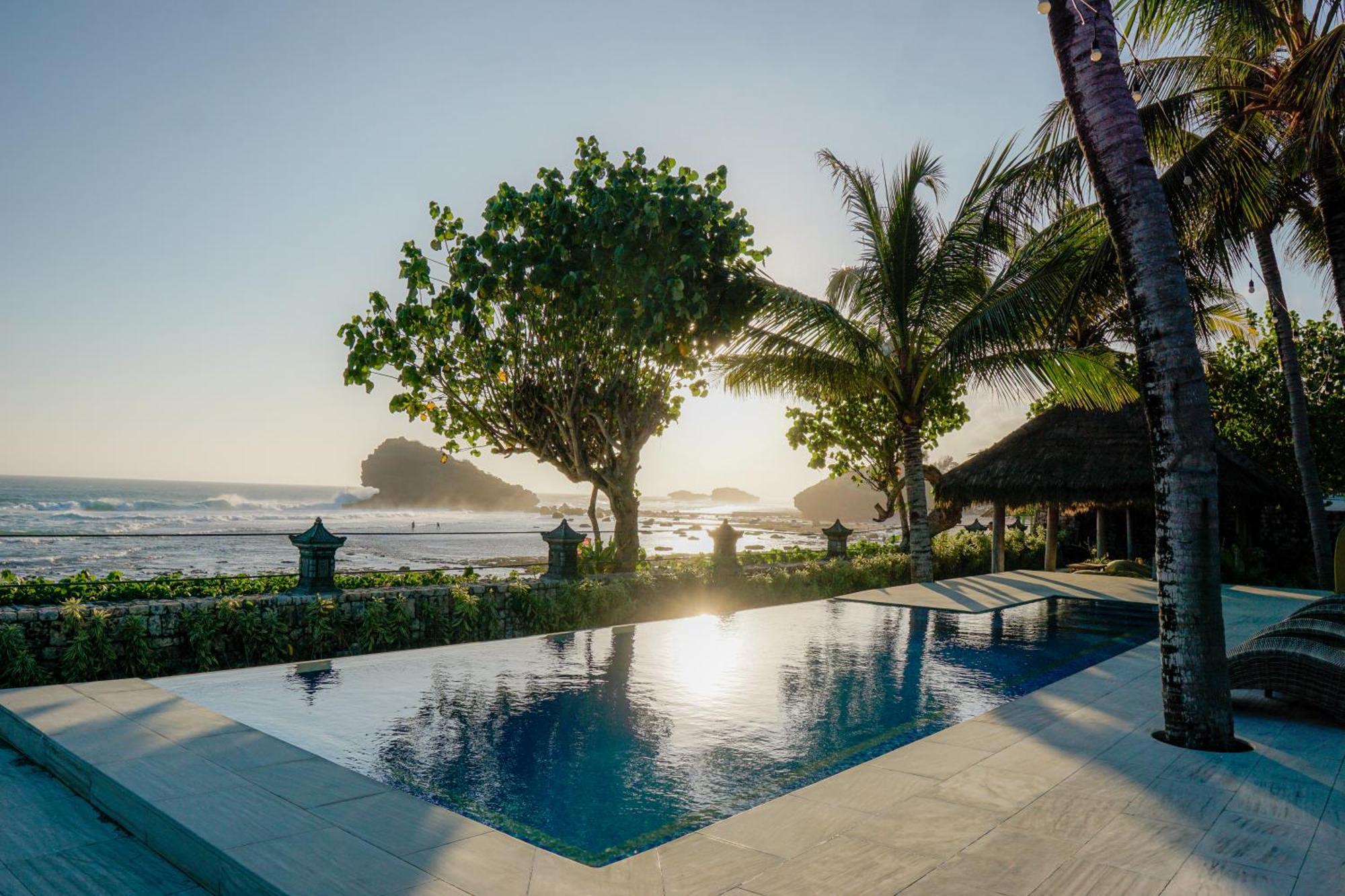 Istana Ombak Eco Resort Pacitan Exterior foto