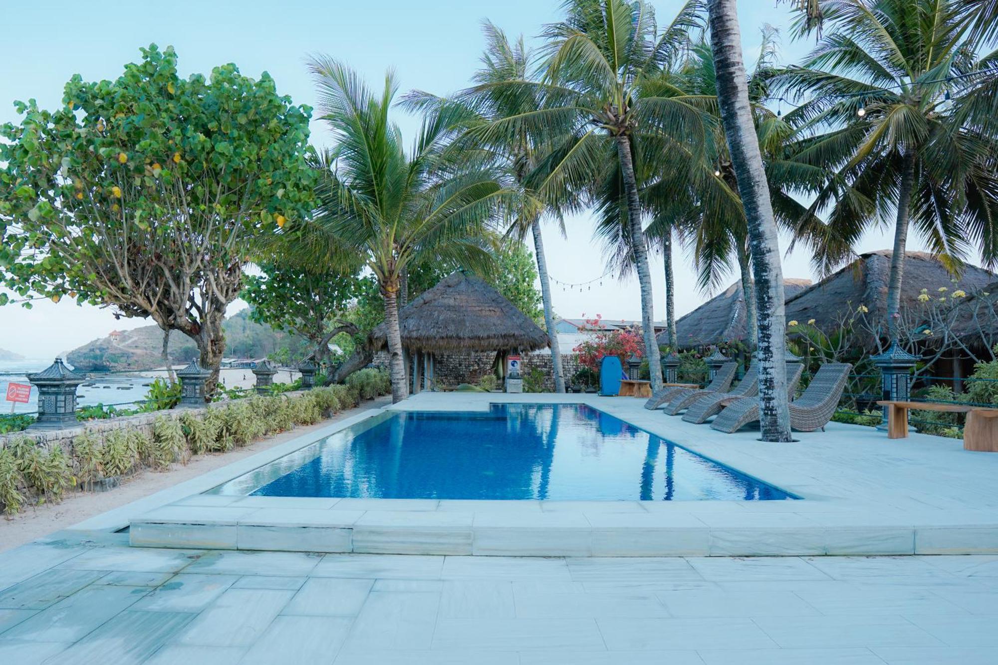 Istana Ombak Eco Resort Pacitan Exterior foto